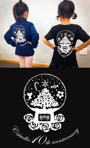 Cstudioの10周年記念デザインがプリントされたTシャツとジャケットを着た子どもたちの後ろ姿
